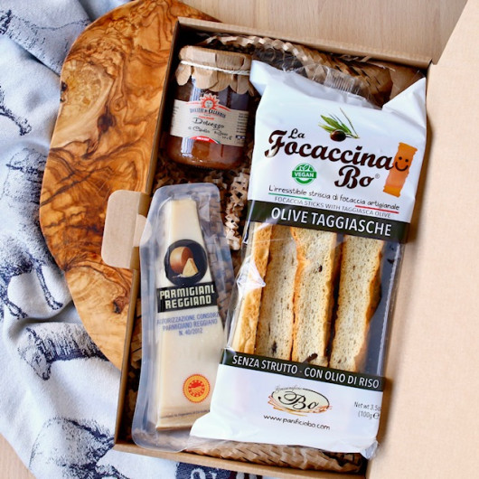 Darilni paket s sirom, hrustljavimi focaccia palčkami in marmelado za k siru