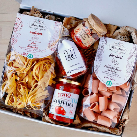 Darilni paket testenine brez glutena, pesto in paradižnikova omaka