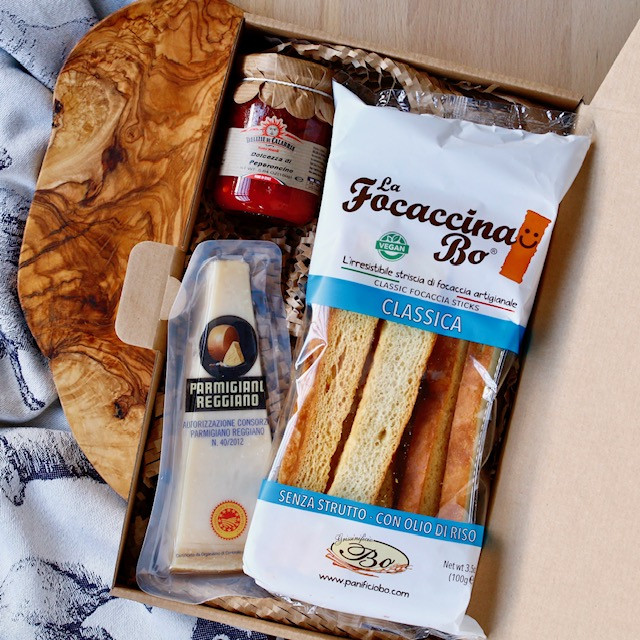 Darilno pakiranje s sirom parmigiano reggiano, focaccia palčkami in marmelado za k siru