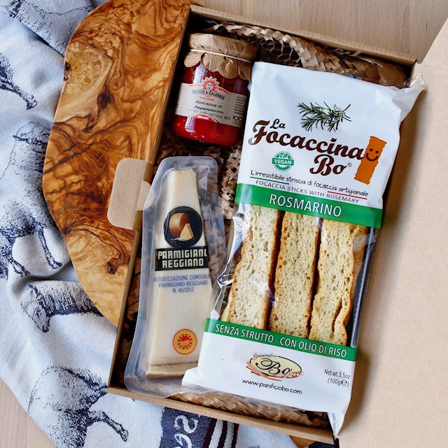 Darilni paket s sirom parmezan, hrustljavimi focaccia palčkami in marmelado za k siru