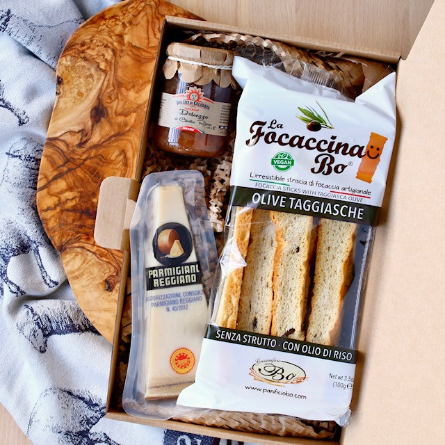 Darilni paket s sirom, hrustljavimi focaccia palčkami in marmelado za k siru