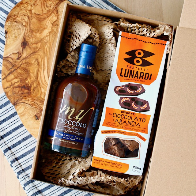 Darilno pakiranje čokoladni liker in piškoti s čokolado