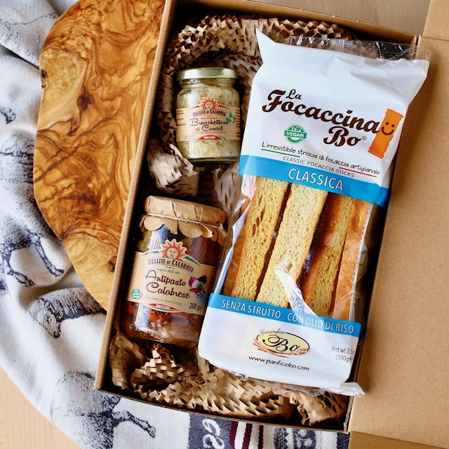 Darilno pakiranje z antipastiji, brusketami in focaccio