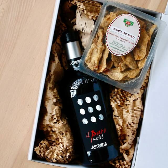Darilni paket vino in prigrizek z rdečim vinom Merlot Il Puro in hrustljavimi ocvirki
