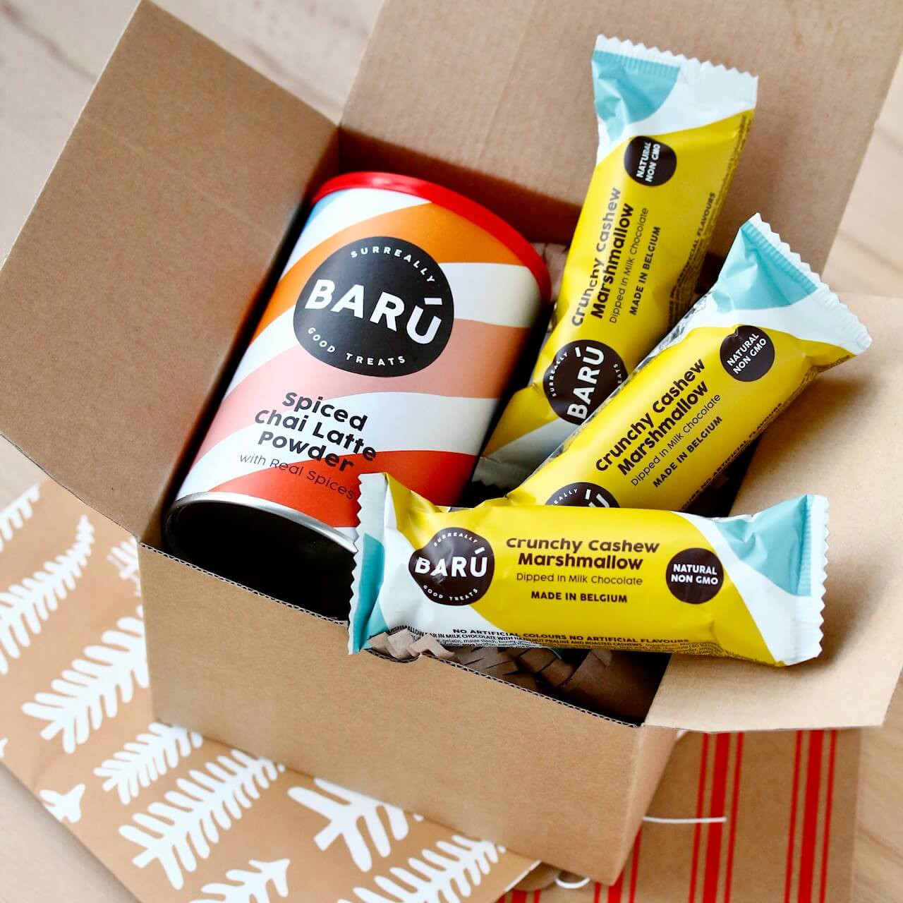 Darilno pakiranje chai latte in marshmallow obliti z mlečno čokolado