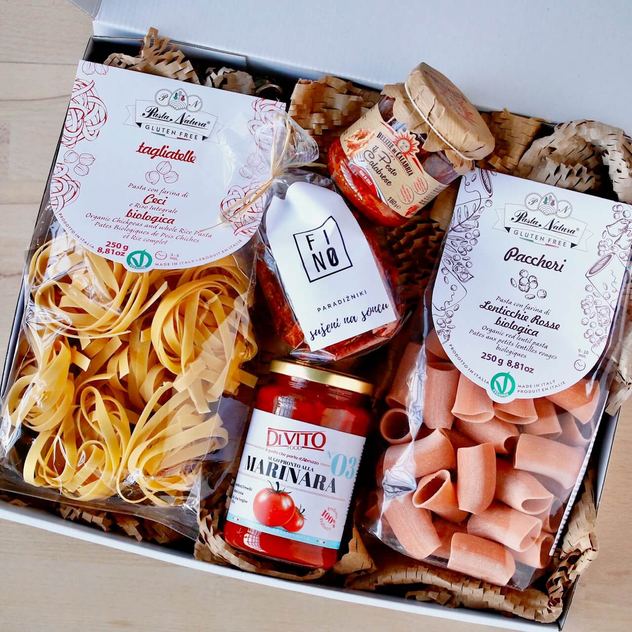 Darilni paket testenine brez glutena, pesto in paradižnikova omaka