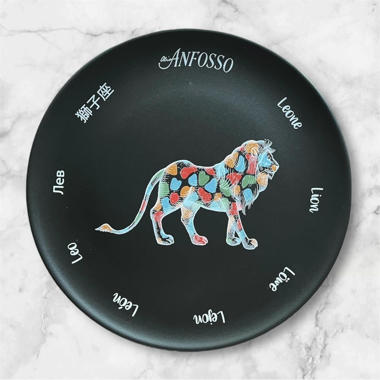 Črn keramični krožnik lev