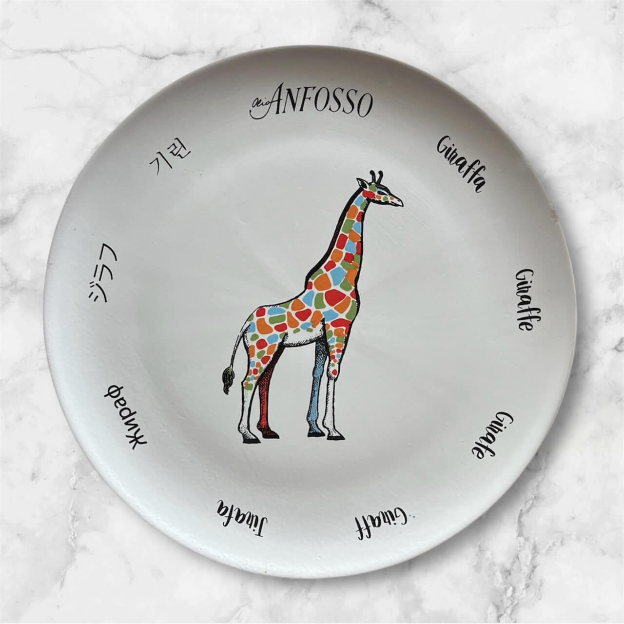 Bel keramični krožnik žirafa