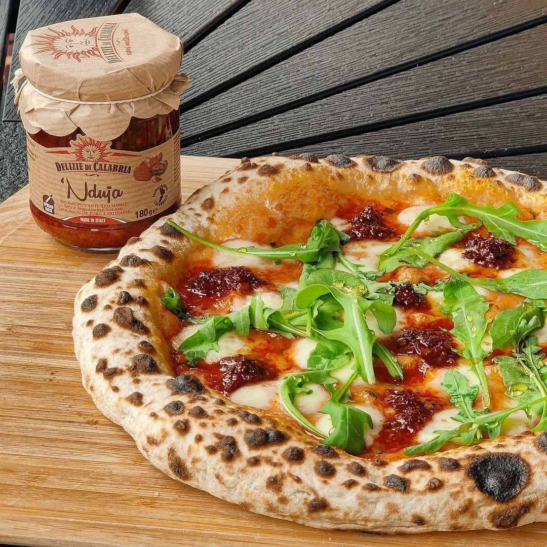 Nduja mehka pikantna salama iz Kalabrije s čiliji na pizzi