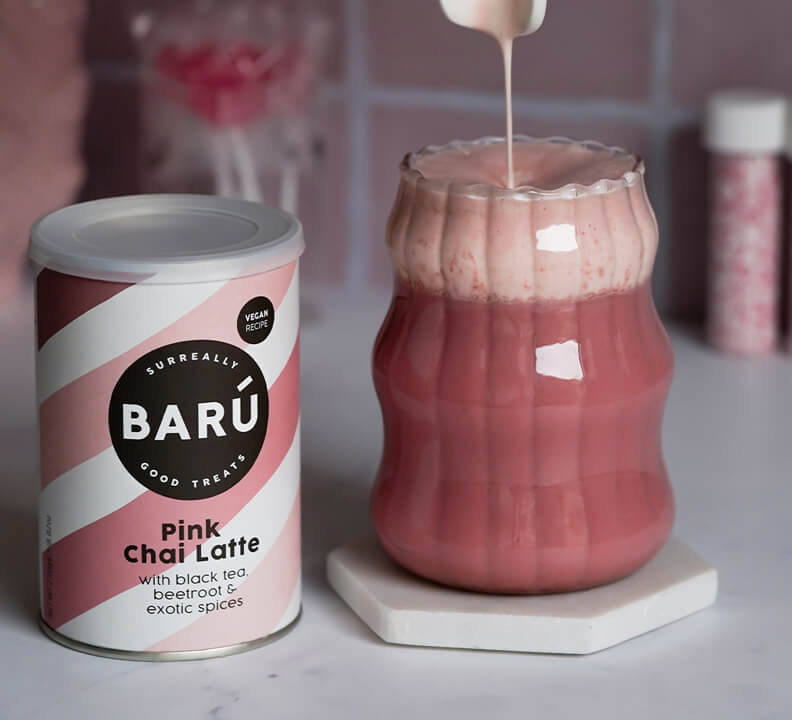 Pink latte napitek